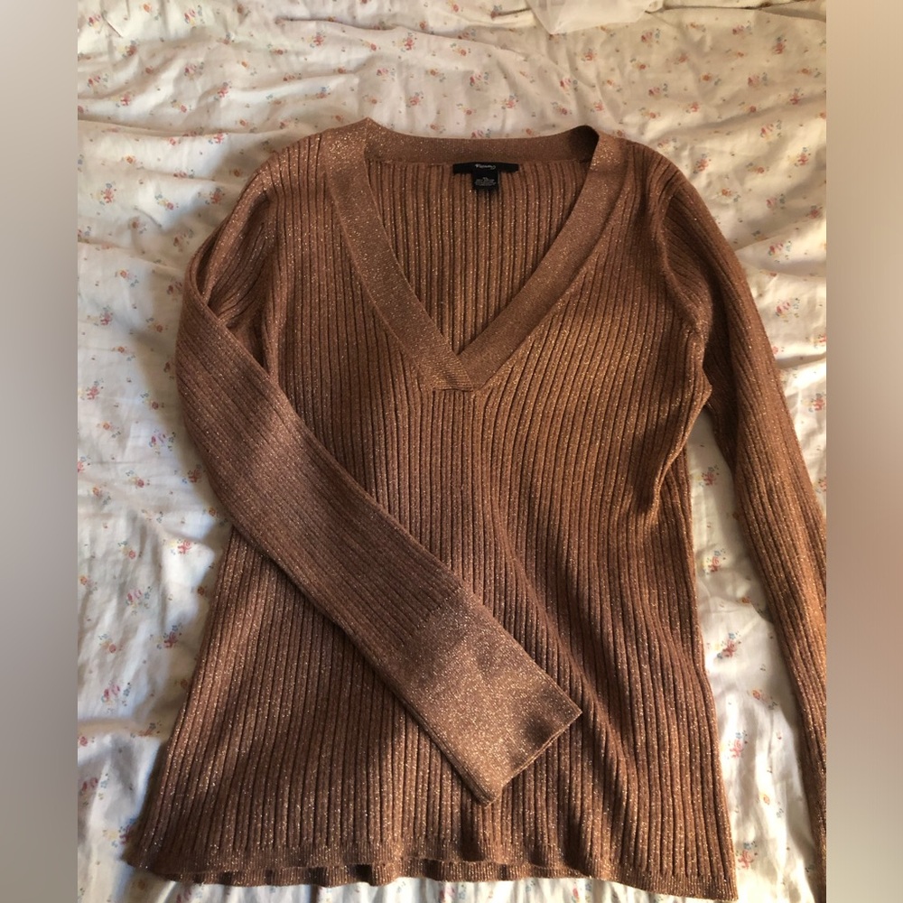Shimmery tan and gold V neck y2k style sweater